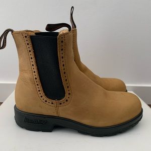 Blundstones size 6